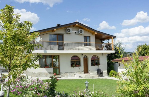Kalimantsi Casa | Traditional Bulgarian House + Pool, Sauna and Garden