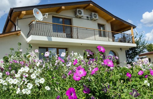 Kalimantsi Casa | Traditional Bulgarian House + Pool, Sauna and Garden