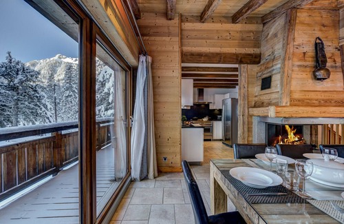 Les Tines Chalet De Esquí | Chalet Capricorne es un lujoso chalet contemporáneo con instalaciones de spa.
