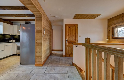 Les Tines Chalet De Esquí | Chalet Capricorne es un lujoso chalet contemporáneo con instalaciones de spa.