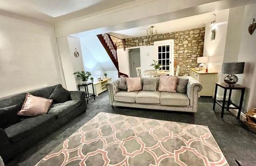 Llantarnam Casa | Traditional cosy PET FRIENDLY cottage by the canal with Cymru Holidays