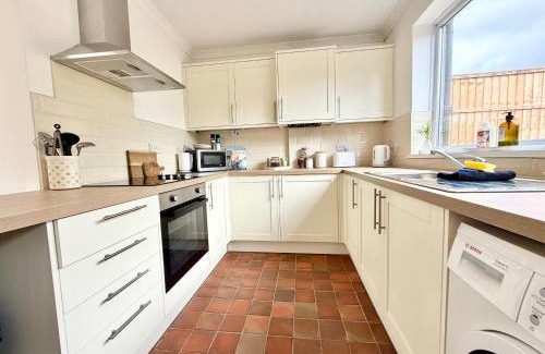 Llantarnam Casa | Traditional cosy PET FRIENDLY cottage by the canal with Cymru Holidays