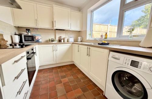 Llantarnam Casa | Traditional cosy PET FRIENDLY cottage by the canal with Cymru Holidays