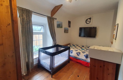 Llandaff North Cabaña | Traditional Cottage near Wales' Green Corridor