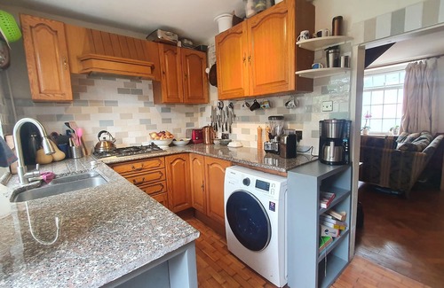 Llandaff North Cabaña | Traditional Cottage near Wales' Green Corridor