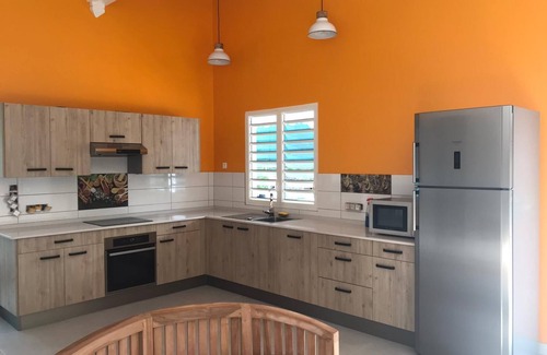 Sainte-Anne Villa | Villa-Créole-Tradicional-Vista a la Piscina-Baño para personas con movilidad ...