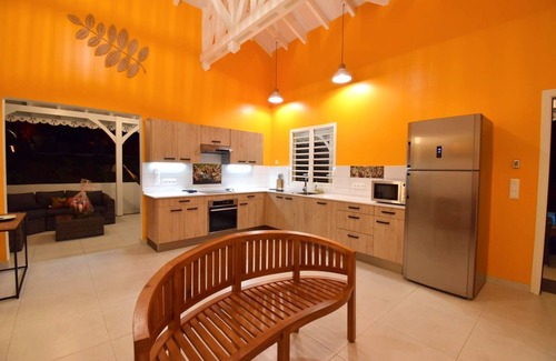 Sainte-Anne Villa | Villa-Créole-Tradicional-Vista a la Piscina-Baño para personas con movilidad ...