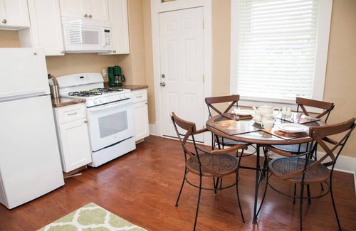Forest Hills Apartamento | Traditional decor, 2nd fl, near Oakland,DT,Monroeville,convenient to US OPEN