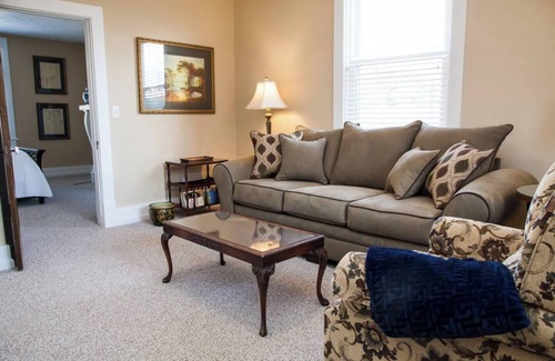Forest Hills Apartamento | Traditional decor, 2nd fl, near Oakland,DT,Monroeville,convenient to US OPEN