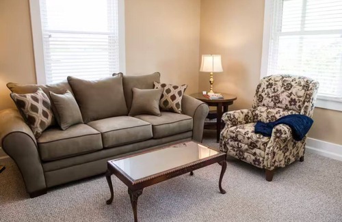 Forest Hills Apartamento | Traditional decor, 2nd fl, near Oakland,DT,Monroeville,convenient to US OPEN