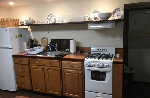 Forest Hills Apartamento | Traditional decor, Near DT, Oakland, Monroeville, convenient to US OPEN