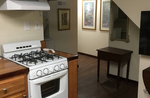 Forest Hills Apartamento | Traditional decor, Near DT, Oakland, Monroeville, convenient to US OPEN