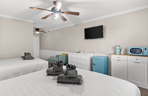 Carolina Beach Hotel | Traditional Double Queen Room Hotel- 2 Pools, Near Beach/Boardwalk, No Pets