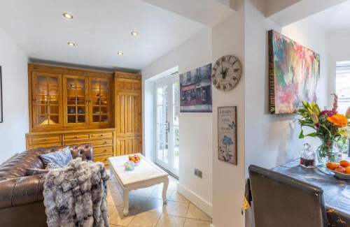 Plumstead Casa | Traditional English 4 bedroom home in Greenwich
