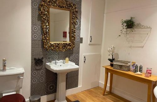 Plumstead Casa | Traditional English 4 bedroom home in Greenwich