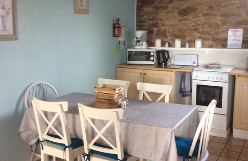 Saint-Mayeux Cabaña | Traditional Farmhouse Gite at the heart of Brittany (Sleeps 6 in 3 Bedrooms)