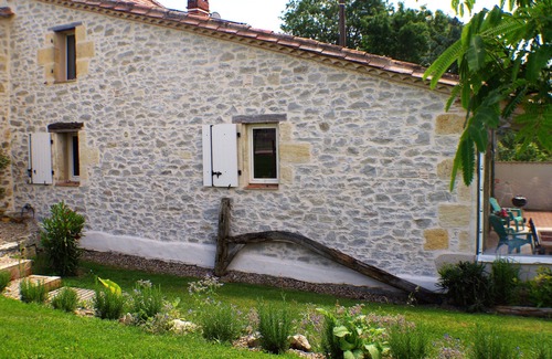 Levignac-de-Guyenne Casa | Relájese en los tranquilos y amplios jardines con piscina privada climatizada con energía solar.