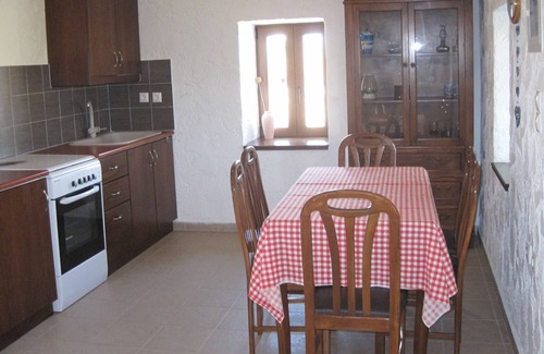 Kos Cabaña | Traditional Greek Stone Cottage set in quiet countryside.