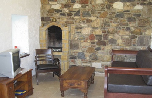 Kos Cabaña | Traditional Greek Stone Cottage set in quiet countryside.