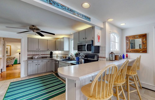 Rye Casa | Traditional home walkable to the beach with seasonal private pool - dog-friendly