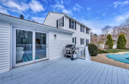 Rye Casa | Traditional home walkable to the beach with seasonal private pool - dog-friendly