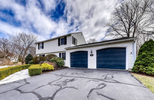 Rye Casa | Traditional home walkable to the beach with seasonal private pool - dog-friendly