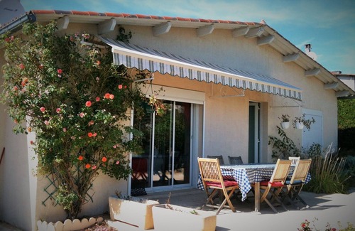 Concots Casa | Casa con un hermoso ambiente rural y piscina privada, amplios jardines y patio con terraza.