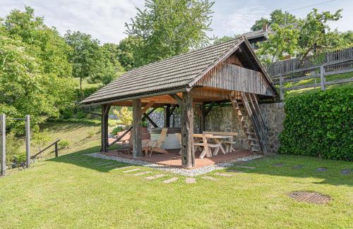 Semic Apartamento | Traditional House Kal With Whirlpool - Happy Rentals