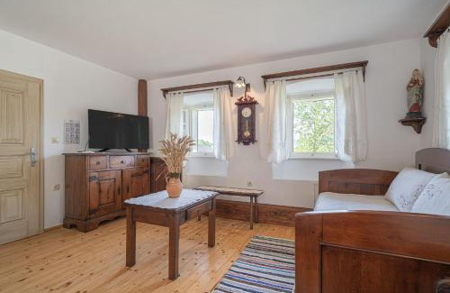 Semic Apartamento | Traditional House Kal With Whirlpool - Happy Rentals