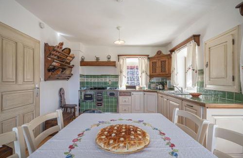 Semic Apartamento | Traditional House Kal With Whirlpool - Happy Rentals