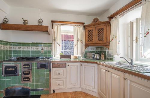 Semic Apartamento | Traditional House Kal With Whirlpool - Happy Rentals