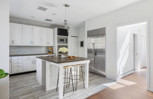 Northwest Harbor Casa | Traditional Immaculate Updated Home- Heated Pool, Gym, Yard- Close to EH and Sag