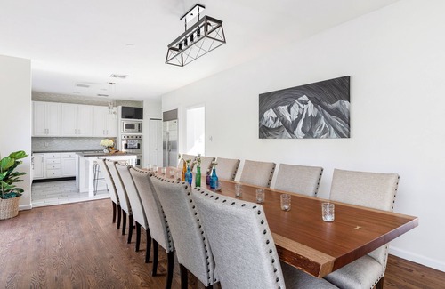 Northwest Harbor Casa | Traditional Immaculate Updated Home- Heated Pool, Gym, Yard- Close to EH and Sag