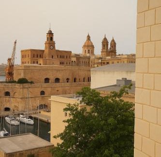 Cospicua Casa | Traditional Maltese Family Townhouse - Cospicua