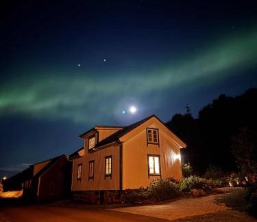 Gravdal Casa | Traditional Nordlandshus in Lofoten - Sea and Mountain View