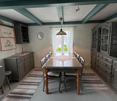 Gravdal Casa | Traditional Nordlandshus in Lofoten - Sea and Mountain View