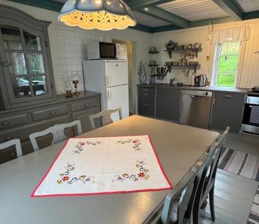 Gravdal Casa | Traditional Nordlandshus in Lofoten - Sea and Mountain View