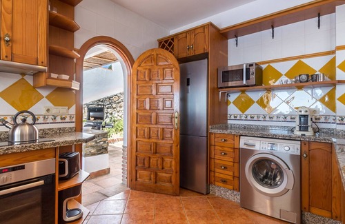 Salobreña Villa | Villa tradicional española con piscina privada climatizada y vistas increíbles.