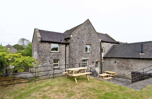 Newton Grange Casa | Traditional stone barn in the pretty village of Wetton, close the Manifold Valley.