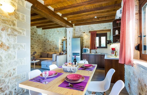 Prines Villa | Villa tradicional de piedra con piscina privada, vistas espectaculares, privacidad.