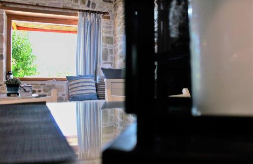 Pylos-Nestoras Apartamento | Traditional Stone House at Great Location