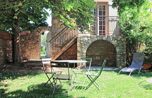 Lussan Casa | L'Establou, casa rural de piedra. Entorno auténtico y verde.