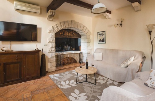 Momjan Villa | Villa Momiano / Traditional Villa Momiano with a swimming pool