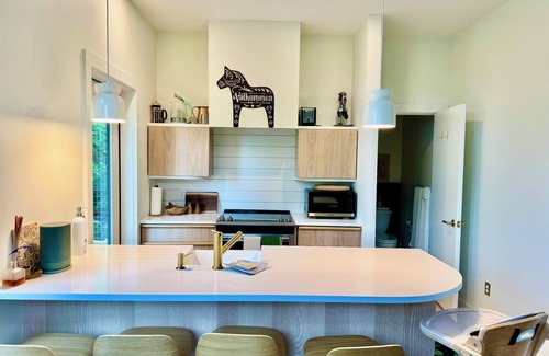 North Hero Cabaña | Tradstuga: modern lakefront tree cottage w/ sauna