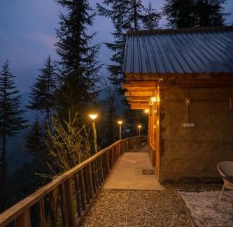 Banjar Apartamento | Tragopan Chalet's - Cedar Cottage with attic & balcony