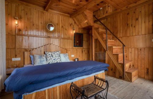 Banjar Apartamento | Tragopan Chalet's - Cedar Cottage with attic & balcony