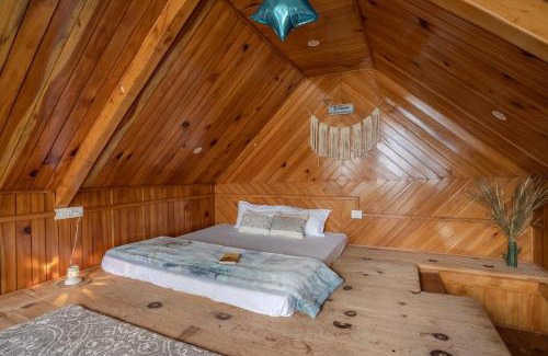 Banjar Apartamento | Tragopan Chalet's - Cedar Cottage with attic & balcony