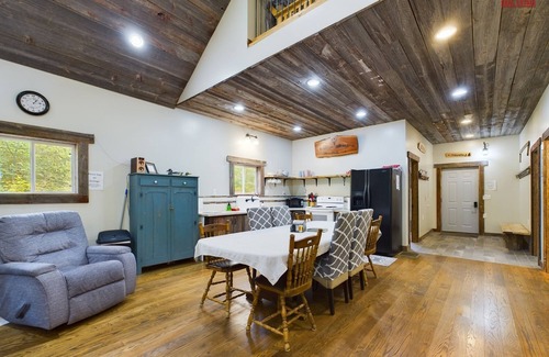 Wetmore Cabina | Trail 7*Air Hockey*Pool Table*Trailer Parking