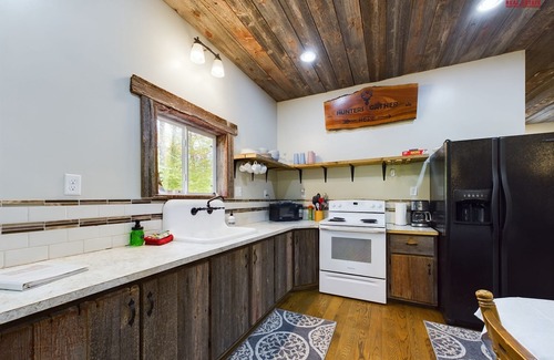 Wetmore Cabina | Trail 7*Air Hockey*Pool Table*Trailer Parking