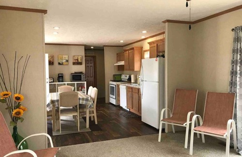 Cloyne Cabaña | Trail End Cottage in 8 Acre Land In Lake or Lakes